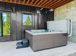 Mountain Vista 3 Bedroom Chalet by RedAwning