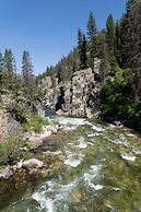 Mountain Vista 3 Bedroom Chalet by RedAwning