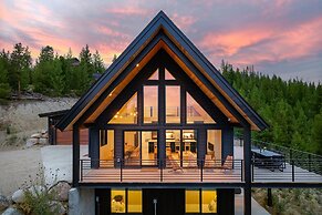 Mountain Vista 3 Bedroom Chalet by RedAwning