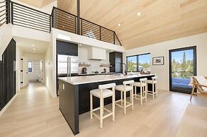 Mountain Vista 3 Bedroom Chalet by RedAwning