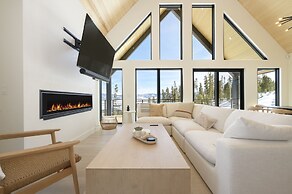 Mountain Vista 3 Bedroom Chalet by RedAwning