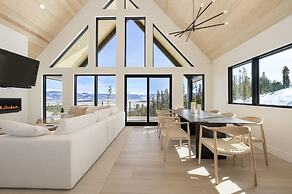 Mountain Vista 3 Bedroom Chalet by RedAwning