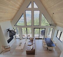 Mountain Vista 3 Bedroom Chalet by RedAwning