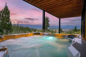 Mountain Vista 3 Bedroom Chalet by RedAwning