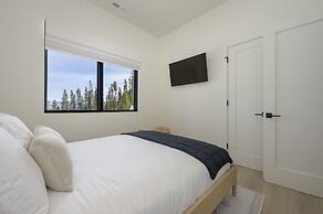 Mountain Vista 3 Bedroom Chalet by RedAwning