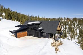 Mountain Vista 3 Bedroom Chalet by RedAwning