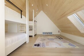 Mountain Vista 3 Bedroom Chalet by RedAwning