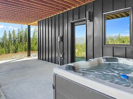 Mountain Vista 3 Bedroom Chalet by RedAwning