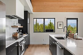 Mountain Vista 3 Bedroom Chalet by RedAwning