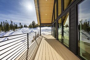 Mountain Vista 3 Bedroom Chalet by RedAwning