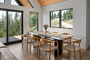 Mountain Vista 3 Bedroom Chalet by RedAwning