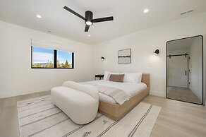 Mountain Vista 3 Bedroom Chalet by RedAwning