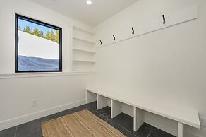 Mountain Vista 3 Bedroom Chalet by RedAwning