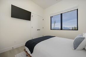 Mountain Vista 3 Bedroom Chalet by RedAwning