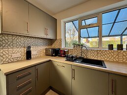 Sandringham House Serene Escape Cottage