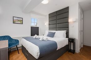 312 Reid's Corner - by Stay Dunfermline