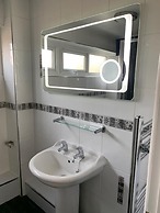 Impeccable 3-bed House in Birmingham