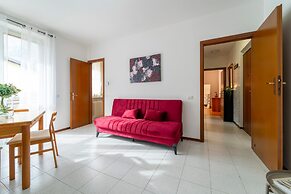 Scarlet Apartment With Garden by Wonderful Italy