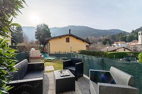 Scarlet Apartment With Garden by Wonderful Italy