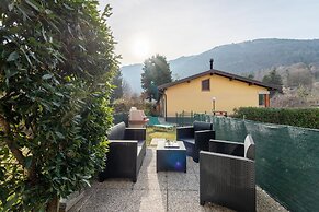 Scarlet Apartment With Garden by Wonderful Italy