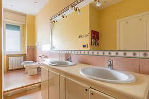 Family Elegant Apartment by Wonderful Italy