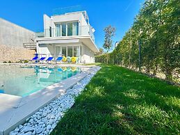 Golden Hour Retreat Lagoon View Villa With Pool