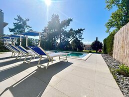 Golden Hour Retreat Lagoon View Villa With Pool