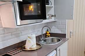 Surebillionaire Home Deluxe Queen Studio