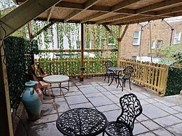 Surebillionaire Home Deluxe Queen Studio