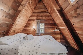 54sl - Hot Tub - Pets Ok - Sleeps 4 2 Bedroom Cabin by RedAwning