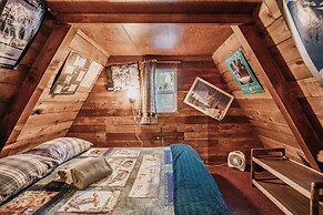 54sl - Hot Tub - Pets Ok - Sleeps 4 2 Bedroom Cabin by RedAwning