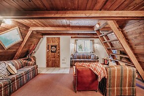 54sl - Hot Tub - Pets Ok - Sleeps 4 2 Bedroom Cabin by RedAwning