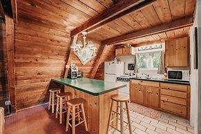 54sl - Hot Tub - Pets Ok - Sleeps 4 2 Bedroom Cabin by RedAwning