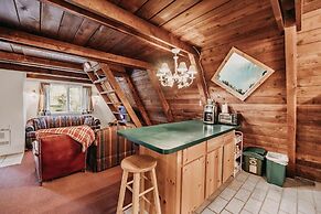 54sl - Hot Tub - Pets Ok - Sleeps 4 2 Bedroom Cabin by RedAwning