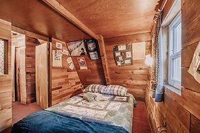 54sl - Hot Tub - Pets Ok - Sleeps 4 2 Bedroom Cabin by RedAwning