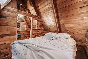 54sl - Hot Tub - Pets Ok - Sleeps 4 2 Bedroom Cabin by RedAwning