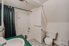 54sl - Hot Tub - Pets Ok - Sleeps 4 2 Bedroom Cabin by RedAwning