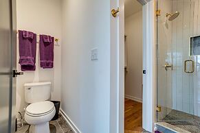 Sleek + Modern Nashville Home: Walk to Marathon!