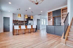 Sleek + Modern Nashville Home: Walk to Marathon!