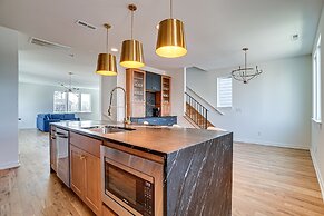 Sleek + Modern Nashville Home: Walk to Marathon!