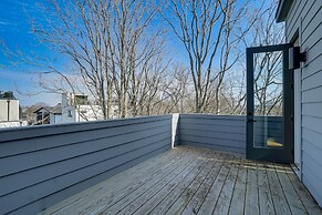 Sleek + Modern Nashville Home: Walk to Marathon!