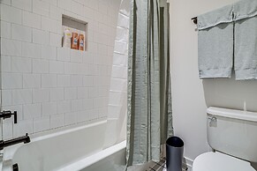 Sleek + Modern Nashville Home: Walk to Marathon!