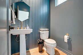 Sleek + Modern Nashville Home: Walk to Marathon!