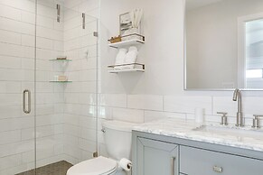 Lakeland Retreat w/ Private Pool & Yard Games!