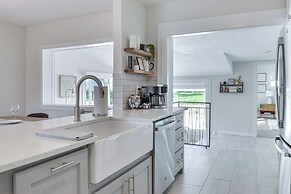 Lakeland Retreat w/ Private Pool & Yard Games!