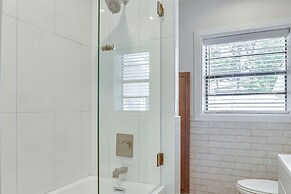 Lakeland Retreat w/ Private Pool & Yard Games!