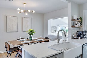 Lakeland Retreat w/ Private Pool & Yard Games!