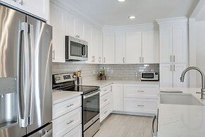 Lakeland Retreat w/ Private Pool & Yard Games!