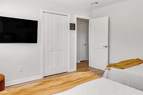 Lakeland Retreat w/ Private Pool & Yard Games!