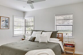 Lakeland Retreat w/ Private Pool & Yard Games!